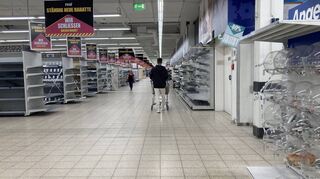 Die Gänge im Brühler Real-Markt sind von gähnender Leere gekennzeichnet. An diesem Dienstag ist das Einkaufszentrum unter dem Namen Real das letzte Mal geöffnet. Jetzt soll eine mehrwöchige Umbauphase des Konzerns Edeka folgen.