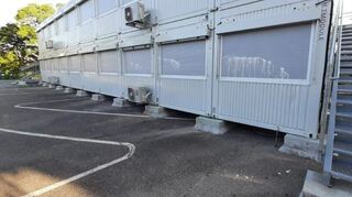 Auch Container auf dem Schulgelände wurden beschädigt.
