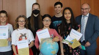 Kathrin Frick (v. l.) hatte den Wettbewerb organisiert und gratuliert den Schulbesten Jakob Krubasik, Mona Thee, Annamaria Thal-meier, Wanwen Winnie Huang, Alexander von Homeyer und Heidi Stöckner gemeinsam mit Schulleiter Stefan Ade.