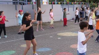 Ein großer Spaß für die Schüler, Eltern und Lehrer: die schwungvolle Aufführung am Ende einer Kooperation mit der Tanzschule Kiefer.