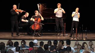 Das „Spark“-Quintett begeistert im Rokokotheater die Viertklässler der Schwetzinger Grundschulen.