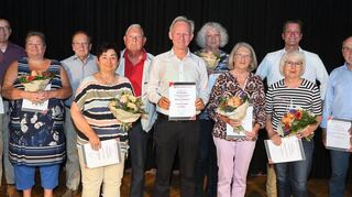 Ehrungen beim TSV: Kai Messmer (v. l.), Oliver Schmidt, Rose-Maria Eberle, Werner Braun, Gisela Seidel, Anders Oestergaard, Klaus Donderer, Gudrun Rühl, Renate Meyer, Hildegard Amend, Stefan Lauff, Theo Reinhard und Erna Reinhard.