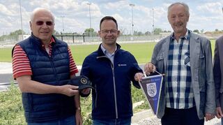 Kappen und Wimpel mit Vereinsemblemen gab es für Andreas Stampfer (2. v. l.), Kommunalberater der Netze BW, im Austausch gegen die Spendenschecks von (v. l.) Hans Hufnagel, Karl-Heinz Knoll, Bürgermeister Dr. Ralf Göck und Elke Schwenzer.