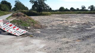 Vom Pendlerparkplatz während der Sperrung der Salierbrücke zum Versickerungsbecken: Ab Mittwoch, 8. Juni, wird hier vollendet, was mit der Entfernung des Oberflächen-belags im Januar begonnen hat. Das Becken und die Zuleitungen von der Salierbrücke sollen im September fertig sein.