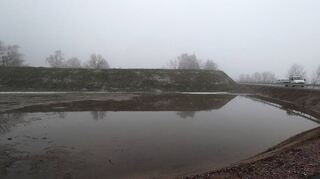 Von Versickerung noch nichts zu sehen: Vorm Lärmschutzwall, der den Bauernhof Lußhof abschirmt, hat sich wie hier im Januar häufig ein See gebildet.