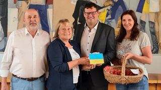 Die ehrenamtlichen Helfer Hans-Peter und Ilse Helmling überreichen Bürgermeister Nils Drescher und Claudia Huth eine Spende für ukrainische Flüchtlinge.