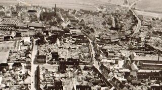 Dort, wo die drei Wege rechts im Bild aus den Schwetzinger Wiesen auf den Ortsrand trafen – und noch heute treffen – stand die letzte Brühler Mühle. Man kann das Gebäude-ensemble auf dieser Luftaufnahme von 1957 gut erkennen. Zur weiteren Orientierung: Rechts im Vordergrund sieht man die gewaltige Ziegelei Eder, heute ist dort die Wohnbebauung zwischen Lindenplatz und Rohrhofer Straße. Mit viel Schwung kommt vom oberen Bildrand die Ketscher Straße in den Ort, der nach unten hin von der Mannheimer Straße geteilt wird. Im oberen Bereich des Bildes reckt sich der Turm der Schutzengelkirche in den Himmel, etwas unterhalb davon steht die Ziegelei Merkel.