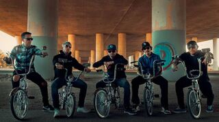 „Hollywood Undead“, die Nu-Metal- und Crossover-Band aus Kalifornien, kommt garantiert nicht mit dem Rad an den Ring.