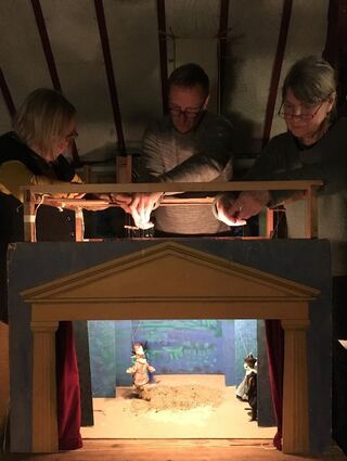 Marionettentheater bei Bedorfs: Familienmitglieder führen hier "Der Sturm" - adaptiert von Shakespeare - auf, so, wie es einst im 19. Jahrhundert ihre Ahnen in der Kurpfalz taten. Das Marionettentheater ließ Clementine Bassermann anhand eines in der Familie bestehenden nachbauen.