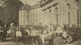 Clementine Bassermann und ihre Töchter kümmerten sich im Lazarett, welches 1870/71 im Schloss Schwetzingen eingerichtet war, um verwundete deutsche und französische Soldaten.