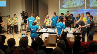 Spannende Atmosphäre beim Robot Game, der Königsdisziplin der Wettkämpfe. Jede Menge Schiedsrichter begutachten die Leistung der Hockenheimer BotBrothers, des Schülerteams des Gauß-Gymnasiums.