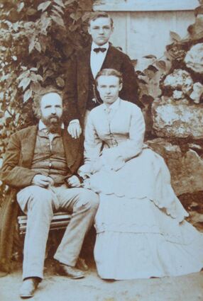 Aus dem Familienarchiv: Vater Gustav Bassermann mit seinen Kindern Alfred und Wilhelmine um 1870.
