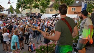 Was die Pandemie angeht, könnte das Rohrhofer Sommerfest wie auf diesem Bild wieder ausgelassen gefeiert werden. Allerdings zeigen sich die örtlichen Vereine noch zurückhaltend, was die Beteiligung am Straßenfest betrifft.