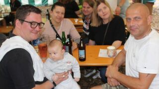 Seit Generationen begeisterte Waldfest-Besucher: Maximilian Schwab (l.), hier mit Söhnchen Henry, seiner Ehefrau Ewelina (2. v .r.), Freund Andreas (r.) und dessen Ehefrau Marta (2. v. l.)