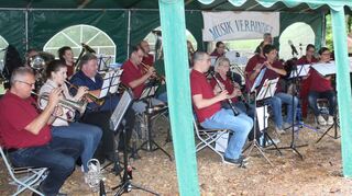 „Musik verbindet“ – auch die Vereine untereinander: Der Musikverein Stadtkapelle Schwetzingen tritt beim traditionellen Waldfest auf. Über die beiden Pfingstfeiertage finden sich zahlreiche Musiker wie Nichtmusiker ein und lassen sich die gute Laune auch von Regen nicht nehmen.