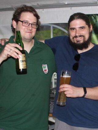 Thorsten Schnmidt (l.) vom Musikverein und Helfer Attila Almasi sind seit zehn Jahren mit Begeisterung dabei ist.