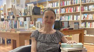 Barbara Hennl-Goll von der Bücher Insel erhält eine Auszeichnung für ihr Engagement in der Zeit der Corona-Pandemie.