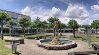 Der Campus der Schillerschule entwickelt sich Stück für Stück weiter zum Kinderbildungszentrum – links die Grundschule, dahinter wird Ende des Jahres der Neubau begonnen, rechts der Pavillon mit der Baustelle für weitere Kindergartengruppen.