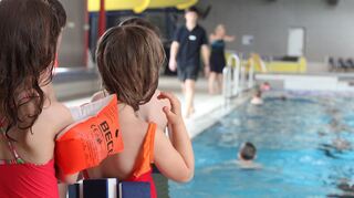 Schlange stehen beim Schwimmkurs.