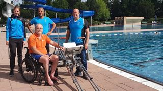 Der Lift „Pool Butler“ hilft gehandicapten Besuchern beim Beckeneinstieg. Die Mitarbeiter Pia Honsel (v.l.) und Marc Herbel gehen dabei zur Hand. Bäderleiter Patrick Berndt (r.) und Behindertenbeauftragter Rudi Bamberger (vorne) bemühen sich bereits um ein Upgrade.