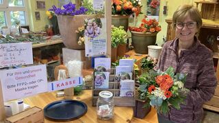 Freut sich über die Spendenbereitschaft der Oftersheimer: Floristin Ingeborg Keller. Die Benefizaktion „Blumen schenken. Hoffnung spenden“ für das Hopp-Kindertumor-zentrum Heidelberg (KiTZ) ist bei den Kunden auf gute Resonanz gestoßen.