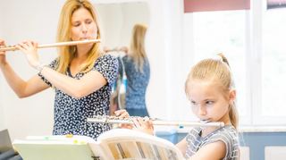 Uljana Sukhomlyn während der Querflötenstunde mit ihrer Flötenlehrerin Zsofia Perneczky.