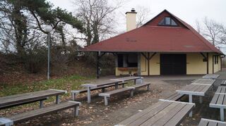 Die Grillhütte am Heuweg verfügt im Innern über einen rund 70 Quadratmeter großen Aufenthaltsraum, der für bis zu 50 Personen vorgesehen ist. Außen finden ungefähr 70 Gäste an Tischen und Bänken Platz.