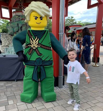 Henri ist happy: Er hat Lloyd, den grünen Ninja, getroffen. Klar macht der Ninjago-Promi ein Foto mit dem kleinen Fan aus Oftersheim, der an diesem Tag Geburtstag hat.