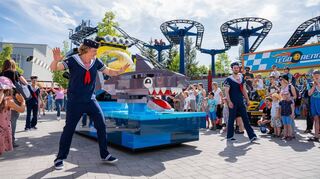 Ahoi! Die Parade zum 20. Geburtstag des Legoland Deutschland Resort ist mit tollen Motivwagen ausgestattet wie hier einem Hai mit U-Boot. Passend dazu sorgen Matrosen für Stimmung. Die Paraden finden an Wochenenden, Feiertagen und in den Ferien statt.