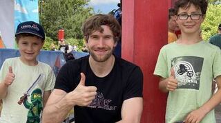 Daumen hoch für coole Typen: Unsere Juniorreporter Philipp und Johannes mit TV-Star und Ninja-Warrior-Teilnehmer Christian Balkheimer.