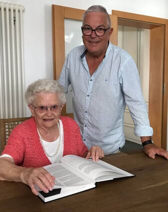 Wenn Herta Kaiser-Grimm, die 95-jährige Witwe Josef Kaisers, im Buch von Michael Lauter blättert, empfinde er es als großes Kompliment, zeigt es doch, wie sehr sie sich mit dem Inhalt identifiziert, freut sich der Autor.