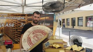 Eine Erinnerung an den französischen Markt vor der Pandemie: Kevin Bergeas hält hier einen 27 Kilogramm schweren Laib Käse in den Händen. Käse und Frankreich – das gehört einfach zusammen.