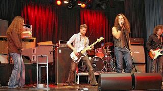 <p>Drehte die Zeit um vier Jahrzehnte zurück: Purple Rising zelebrierte im Pumpwerk die Klassiker von Deep Purple.</p>