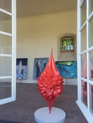 Frohlockt: die Plastik von Anke Eilergerhard. Im Hintergrund sind Werke von Mathias Perlet zu sehen. Die Ausstellung des Kunstvereins in der Orangerie des Schlossgartens besticht durch Großformate, die hier fantastisch Raum finden.