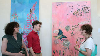 Künstler im Gespräch bei der Vernissage: Elizabeth Weckes (r.) mit Sigrun und Markus Brock.
