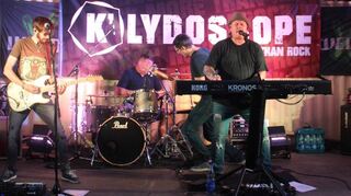 „K’lydoscope“ in ihrem Element: Andreas Frank an der Gitarre (v. l.), Christian Fichtner am Schlagzeug, Bassist Fabio Di Bernardo und Sänger und Keyboarder Martin Orth.