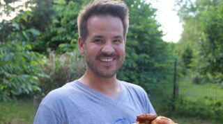 Lecker Grillhähnchen – stellvertretender Vorsitzender Sascha Gräble freut sich über das gelungene Hähnchenfest.