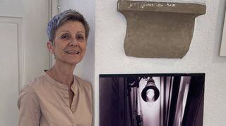 Ansprechpartnerin für die Künstler: Ute Walter steht neben einer Fotografie von Volker Jean Rahn, dessen aktuelle Ausstellung „Magie des Moments“ noch bis 30. Juni zu sehen ist.