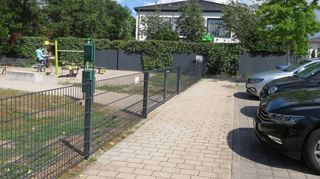 Zum Parkplatz an der Sophie-Scholl-Straße hin ist der Spielplatz nun durch einen Zaun gesichert.