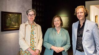 Kulturstiftungsdezernentin Stephanie Tasch (v. l.) freut sich mit Ministerin Katharina Binz und dem Leiter des Historischen Museums der Pfalz, Alexander Schubert, über den Verbleib des Gemäldes „Waldlandschaft mit Reiherjägern“ von Gillis van Coninxloo in Speyer.