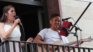 Bei der ersten Fête de la musique traten Tanja Hamleh (Gesang) und Athi Sananikone auf dem Balkon des Welde-Brauhauses auf.