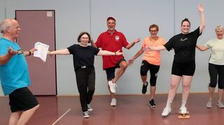 Der europäische Fitnesstest ist eine Herausforderung, macht aber auch Spaß: Übungsleiter Winfried (v. l.), Karin, Dieter, Christel, Bettina, Elfriede, Kuni, Rita und Uschi beim „Flamingo“,.