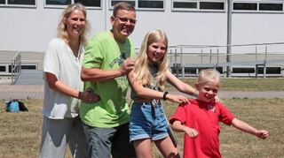 Yvonne (v. l.) , Christian, Celina und Annika haben Spaß bei den Mitmachangeboten.