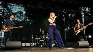 Auf der Bühne begeistert die Band NR/O ihre Zuhörer. Sängerin Karoline Lindt (Mitte) ist für die Texte zuständig und Schlagzeuger Maximilian Dorgerloh übernimmt die Produktion.