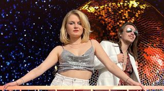 Karoline Lindt (l.) und Maximilian Dorgerloh entführen ihre Zuhörer mit funkigen Diskosounds und modernen Popklängen in die Welt ihrer Band NR/O.