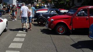 Während sich der weiße MG noch einen Platz sucht, hat die rote Ente rechts schon einen Platz inmitten der zahlreichen Oldtimer gefunden, die sich beim Museumsfest ein Stelldichein gaben.