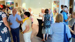 Nach eineinhalb Jahren endet die Ausstellung „Farbenrausch“ von Stephanie Kolb bei Hermann Müller.