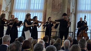 Enthusiastischen Beifall ernteten die Amsterdam Sinfonietta unter der Leitung von Candida Thompson und der erst 21-jährige Geiger Daniel Lozakovich im Kaisersaal der Würzburger Residenz.