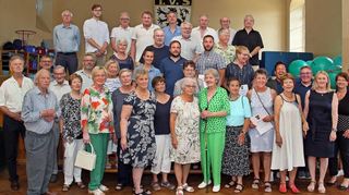 Zahlreiche Mitglieder sind zur Ehrungsmatinee in die altehrwürdige Lore-Eichhorn-Halle gekommen und freuen sich über ihre besonderen Ehrungen.
