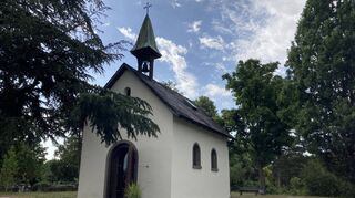 In der kleinen Kriegerkapelle beim Brühler Friedhof wurden die alten Mosaike von Unbekannten mit Wachs bespritzt.
